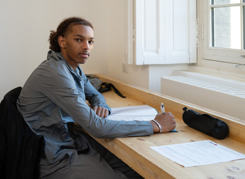 David au lycée professionnel de Saint-Philippe, en 1ère année de BAC PRO MELEC (métiers de l'électricité et de ses environnements connectés) dans sa chambre à l'internat