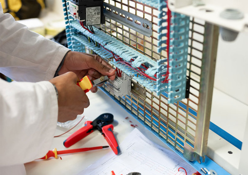 David au lycée professionnel de Saint-Philippe, en 1ère année de BAC PRO MELEC (métiers de l'électricité et de ses environnements connectés)