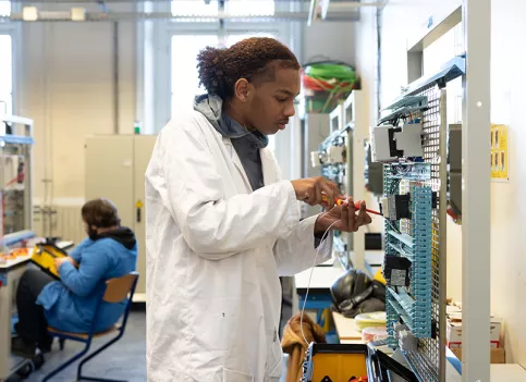 David au lycée professionnel de Saint-Philippe, en 1ère année de BAC PRO MELEC (métiers de l'électricité et de ses environnements connectés)