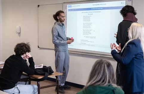 David au lycée professionnel de Saint-Philippe, en 1ère année de BAC PRO MELEC (métiers de l'électricité et de ses environnements connectés) en cours de français