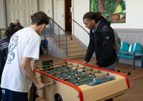 David au lycée professionnel de Saint-Philippe, en 1ère année de BAC PRO MELEC (métiers de l'électricité et de ses environnements connectés) joue au baby-foot à l'internat 