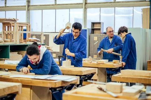Lycée Professionnel Saint-Jean - CAP Ebénisterie avec Christophe THEVIN (professeur d’ébénisterie). Esmila, Loan  et Nolan 
