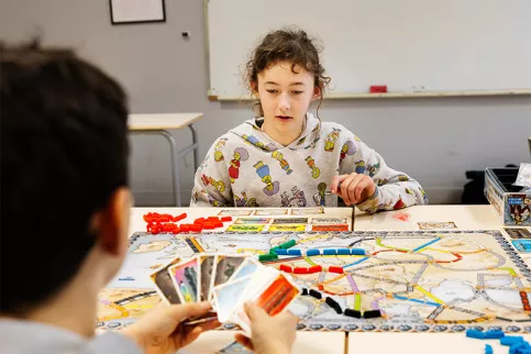 Collège Saint-Louis  La Hublais. Atelier  jeux de société, en géographie. A la découverte des continents, avec le jeu "Les aventuriers du rail".  Izia, en 4ème
