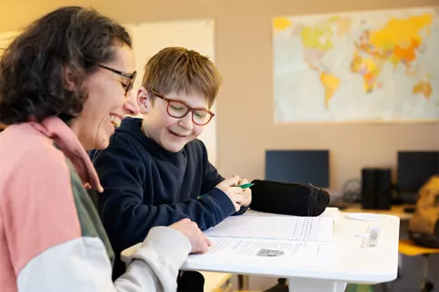 Collège Saint-Louis  La Hublais. Pendant les cours les élèves peuvent aller au "sas", la salle adjacente à la classe, pour apprendre au calme et ensuite revenir en classe. Lucas et Marie Laure Brard, éducatrice.