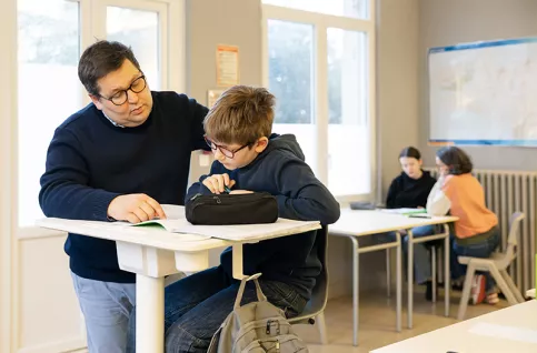 Collège Saint-Louis  La Hublais. Pendant les cours les élèves peuvent aller au "sas", la salle adjacente à la classe, pour apprendre au calme et ensuite revenir en classe. Lucas et Xavier Le Naour, enseignant d'histoire geo en première  plan, derrière Marie-Laure Brard, éducatrice avec la jeune Léana 5e