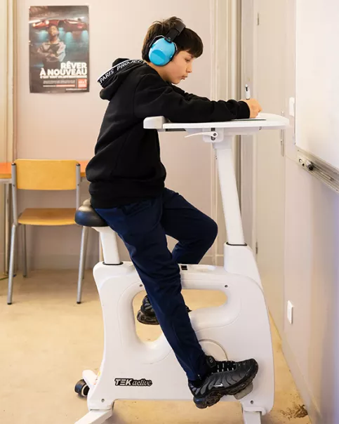 Collège Saint-Louis  La Hublais. Pendant les cours les élèves peuvent aller au "sas", la salle adjacente à la classe, pour apprendre au calme et ensuite revenir en classe. Lenzo 5ème a choisi le vélo et le casque pour mieux se concentrer