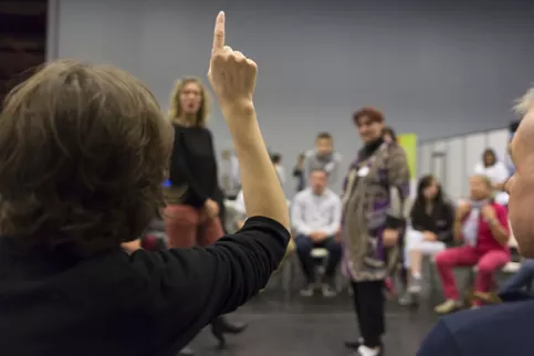 main levée pour participer aux ateliers