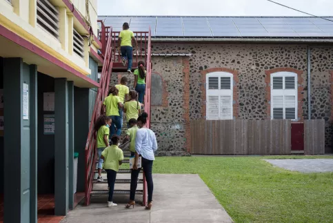 un groupe de jeunes qui montent un escalier