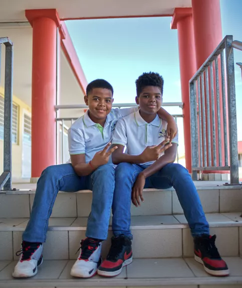 2 jeunes garçons assis sur des marches