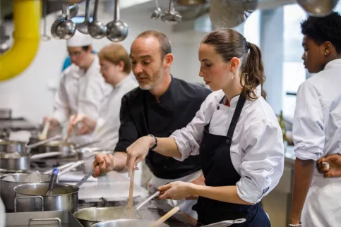 Cuisine d'un lycée hotelier prof et élèves