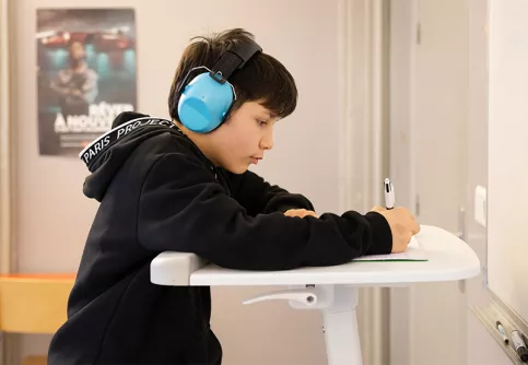 Collège Saint-Louis  La Hublais. Pendant les cours les élèves peuvent aller au "sas", la salle adjacente à la classe, pour apprendre au calme et ensuite revenir en classe. Lenzo 5ème a choisi le vélo et le casque pour mieux se concentrer.