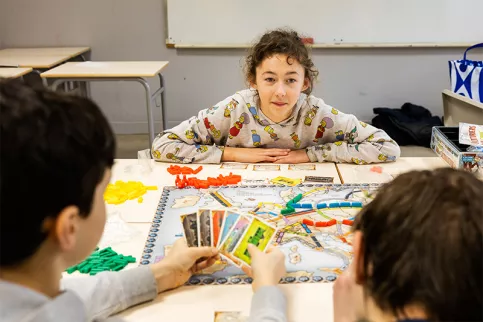 Collège Saint-Louis  La Hublais. Atelier  jeux de société, en géographie. A la découverte des continents, avec le jeu "Les aventuriers du rail". Izia, en 4ème