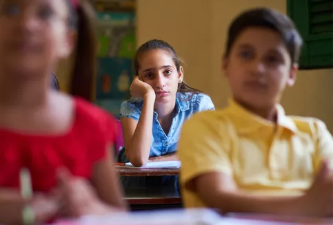 Elève s'ennuyant en classe