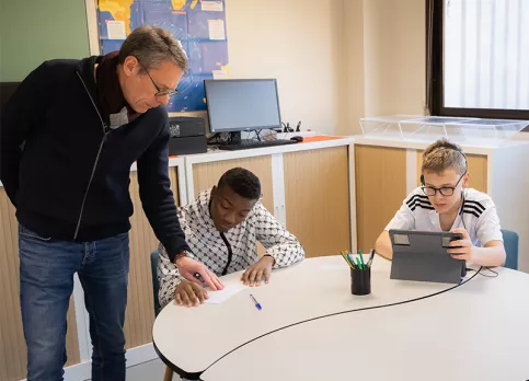 Collège Nouvelle Chance -. En cours de mathématiques avec Laurent Guittet, professeur, travail sur une tablette numérique