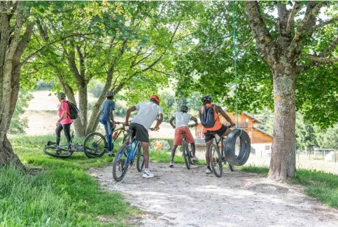 jeunes en bicyclette