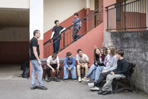 groupe de jeunes avec un éducateur