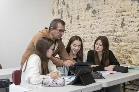 un éducateur et 2 jeunes