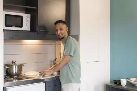 jeune homme dans sa kitchenette