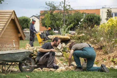 2 apprentis travaillant sur un jardin paysager