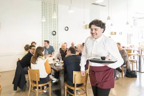jeune en apprentissage de service en restauration