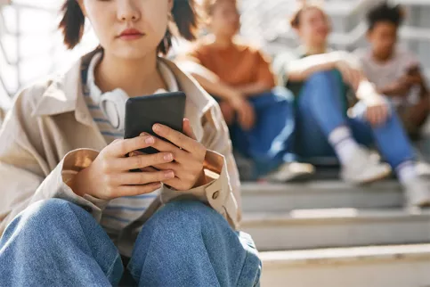 Adolescente sur son téléphone