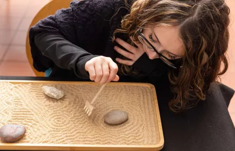 Une jeune fille en pleine création d'un jardin sur plateau