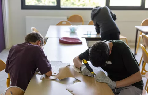 Deux jeunes garçons travaillent le cuir