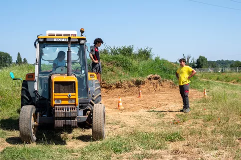 Lycée agricole Val de Drôme, des élèves sur l'atelier de conduite d'engins agricoles  