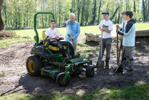 Lycée professionnel agricole Saint-Antoine, Dimitri Filomenko et des élèves en travaux paysagers 