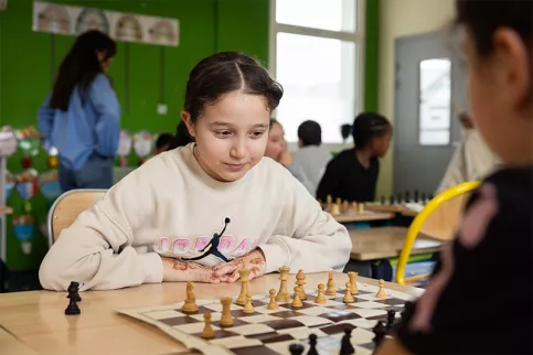 Sabrina joue aux échecs à l'école Saint-Martin du Mans 