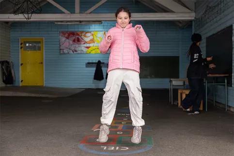 Sabrina joue à la marelle à l'école Saint-Martin du Mans 