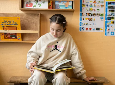 Sabrina lors d'un temps de lecture à l'école Saint-Martin du Mans 