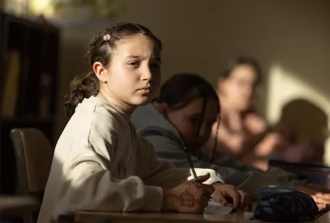 Sabrina lors d'une dictée à l'école Saint-Martin du Mans  