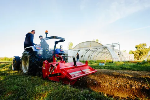 Lycée professionnel agricole Saint-François La Cadène, Martin sur un tracteur avec son professeur Antoine Bazot