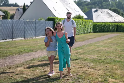 MECS Havre Rose de Lima - -Ambre et Maëly avec un éducateur Mathieu 