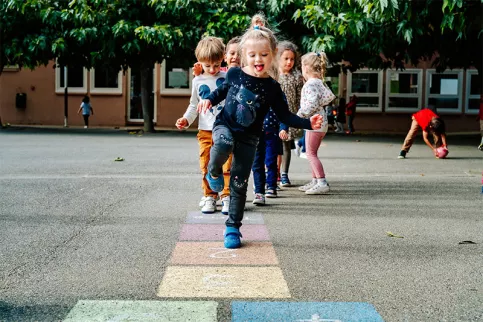 Ecole Notre-Dame des Anges à Toulouse - récréation et jeu de la marelle- classe de maternelle 