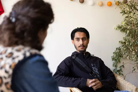 La Touline Val d'Oise - Hermine Saligue, coordinatrice est en entretien avec Zain. Ils font un point sur sa situation administrative et professionnelle