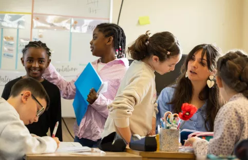 Un groupe d'élèves autour de leur enseignante