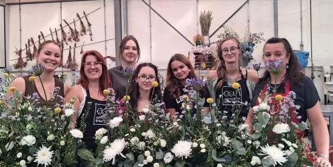 L'équipe des fleuristes de Marcoussis avec leur professeure 