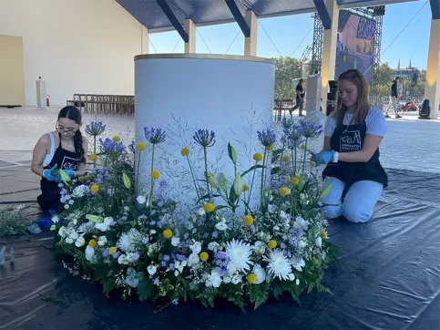 Installation de la décoration florale pour la messe