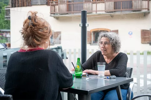 Collège St Paul- Dispositif "Hors les murs" Sylvia Doche, éducatrice spécialisée discute avec une maman à un café. Les discussions se font aussi en dehors du collège.  