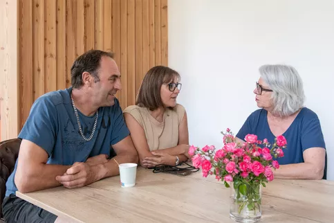 Collège St Paul- Dispositif "Hors les murs" Corine Chaix, éducatrice spécialisée avec Stéphanie et Sébastien, des parents