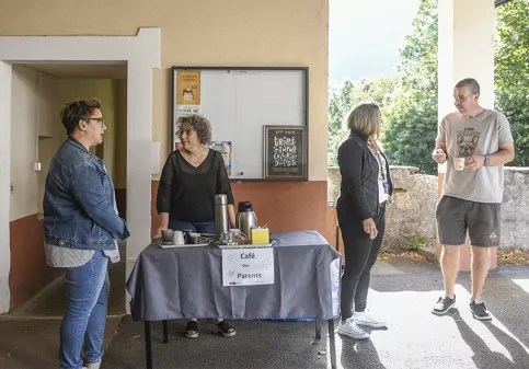 Collège St Paul - Dispositif "Hors les murs", "café des parents" avec les éducatrices spécialisées Sylvia Doche (à gauche) et Céline Garin (à droite)