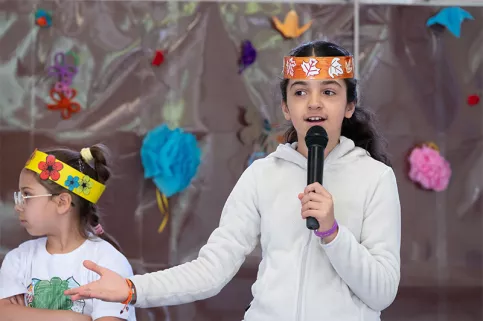 Projet de spectacle « L'arbre du temps » à l’école Pier Giorgio Frassati de St Cyr l'Ecole, avec l'aide de la fondation Foujita. Les élèves répètent le spectacle 