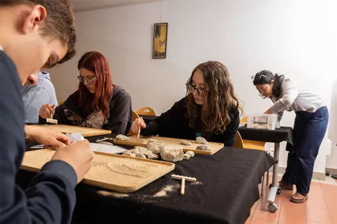 Elèves du LHP Saint-Antoine - Projet Foujita au musée Guimet, atelier de bonkei (jardin sur un plateau) animé par Hiroko Endo