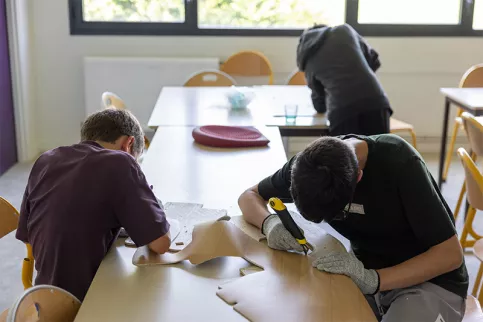 Graines d'artistes-Petits compagnons - Séance de pratique artistique au collège Sainte-Claire dans le cadre du projet artistique en lien avec la Fondation Foujita. Découpe du cuir
