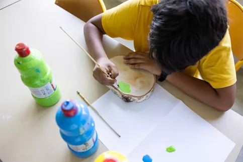 Graines d'artistes-Petits compagnons - Séance de pratique artistique au collège Sainte-Claire dans le cadre du projet artistique en lien avec la Fondation Foujita. Travail sur du bois