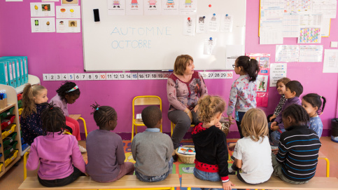 Les élèves de l'école Poullart des Places (Orly, 94) se rassemblent pour faire le point sur la date, la météo, les activités de la journée. (c) Besnard/Apprentis d'Auteuil