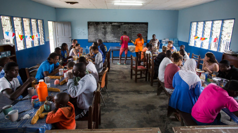 Le petit-déjeuner est pris dans la salle de classe transformée en réfectoire. Sur le tableau noir, le programme de la journée. Photo : P. Besnard