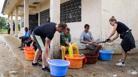 Jour de lessive : sans machine à laver, les éducateurs aident les jeunes à nettoyer leur linge à la main. Photo : P. Besnard